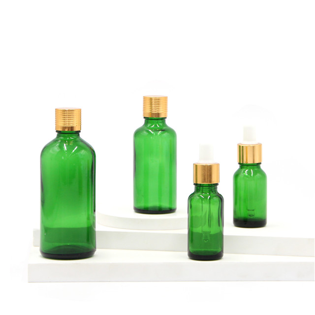 Grüne Flasche mit ätherischem Öl mit Kappe