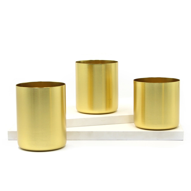 Kerzenherstellung im Kerzenglas aus Goldmetall