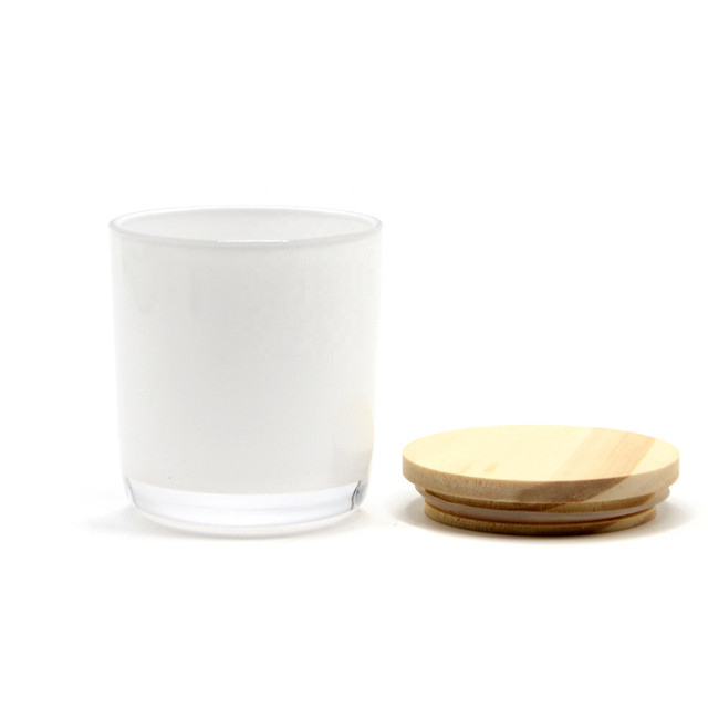 Glänzendes weißes Glaskerzenglas mit Holzdeckel